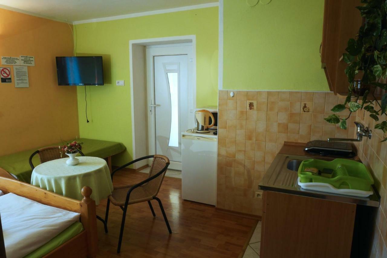 Apartmán pri zámočku Bešeňová Exterior foto